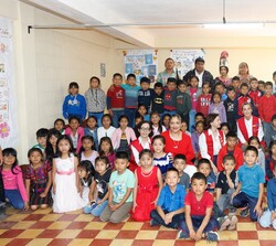 Fotografía de grupo de Su Majestad la Reina junto a los alumnos y profesores